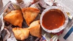 सेहत के लिए क्यों ख़तरनाक है अख़बार पर रखकर समोसा या पकौड़ी खाना
