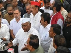 ഗ്യാനേഷ് കുമാറിന്റെ രാജി: രാഹുലിന്റെ നേതൃത്വത്തില് പ്രതിപക്ഷ എംപിമാര് രാജ്ഘട്ടിലെത്തി