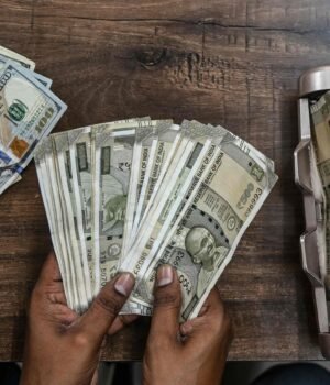 dollar_vs_rupee_1791870116273_EVFD_1791870133024_oerX_03ec32b5-957f-468b-8521-0fc2c027d390_CgSg.jpg