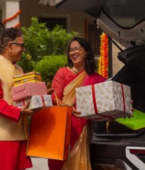 festive-shopping-161121332-16x9_0.jpg
