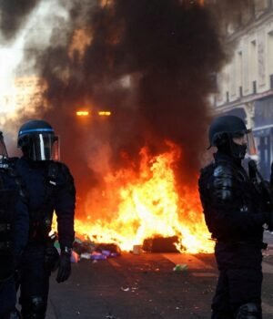 france_riots_1792457754580_8MGT_1792457754840_153F_d2998c32-ce1c-44cd-a5e7-0272d41286fa_3Mmf.JPG