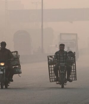 lahore_pollution_1792757299453_ARL4_1792757303603_8vA4_8966743e-06e7-431e-99e6-b6b2b79f9b14_tPZG.jpg