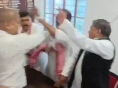 ഇരിപ്പിട ക്രമീകരണത്തെച്ചൊല്ലി തര്ക്കം; സമാജ്വാദി പാര്ട്ടി വാര്ത്താ സമ്മേളനത്തില് കൈയാങ്കളി