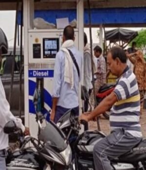 petrol_price_today_1711327892682_1792373586581_4vYz_b7ccb555-3a8b-4626-aece-5c31e69acc63_o4Gf.jpeg
