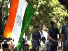 ഗ്യാനേഷ് കുമാറിന്റെ രാജി ആവശ്യം: ബാരിക്കേഡിന് മുകളില് കയറി രാഹുലിന്റെ പ്രതിഷേധം; എംപിമാരെ അറസ്റ്റു ചെയ്ത് നീക്കി