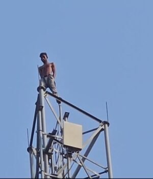 upset-over-wife-leaving-home--man-climbs-80-foot-mobile-tower-demanding-her-return-04394658-16x9_0.jpg